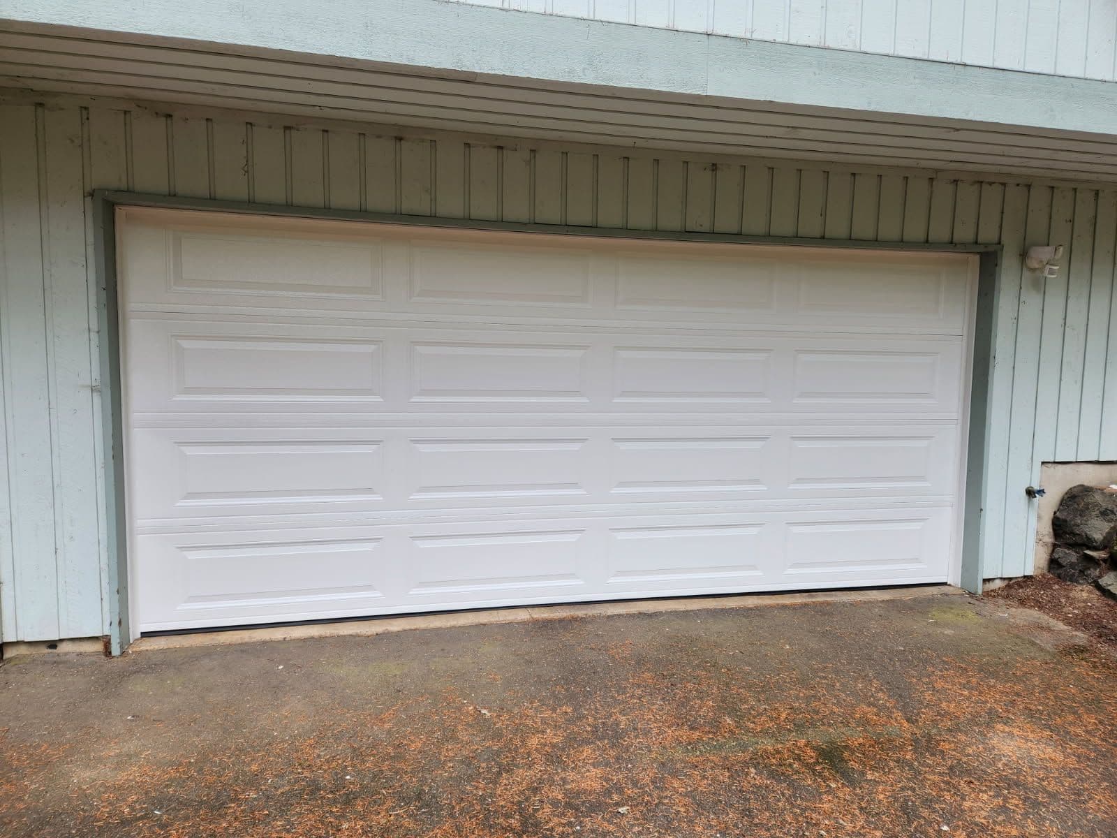 Sleek and Strong Lincoln 1000 Garage Door Installed image