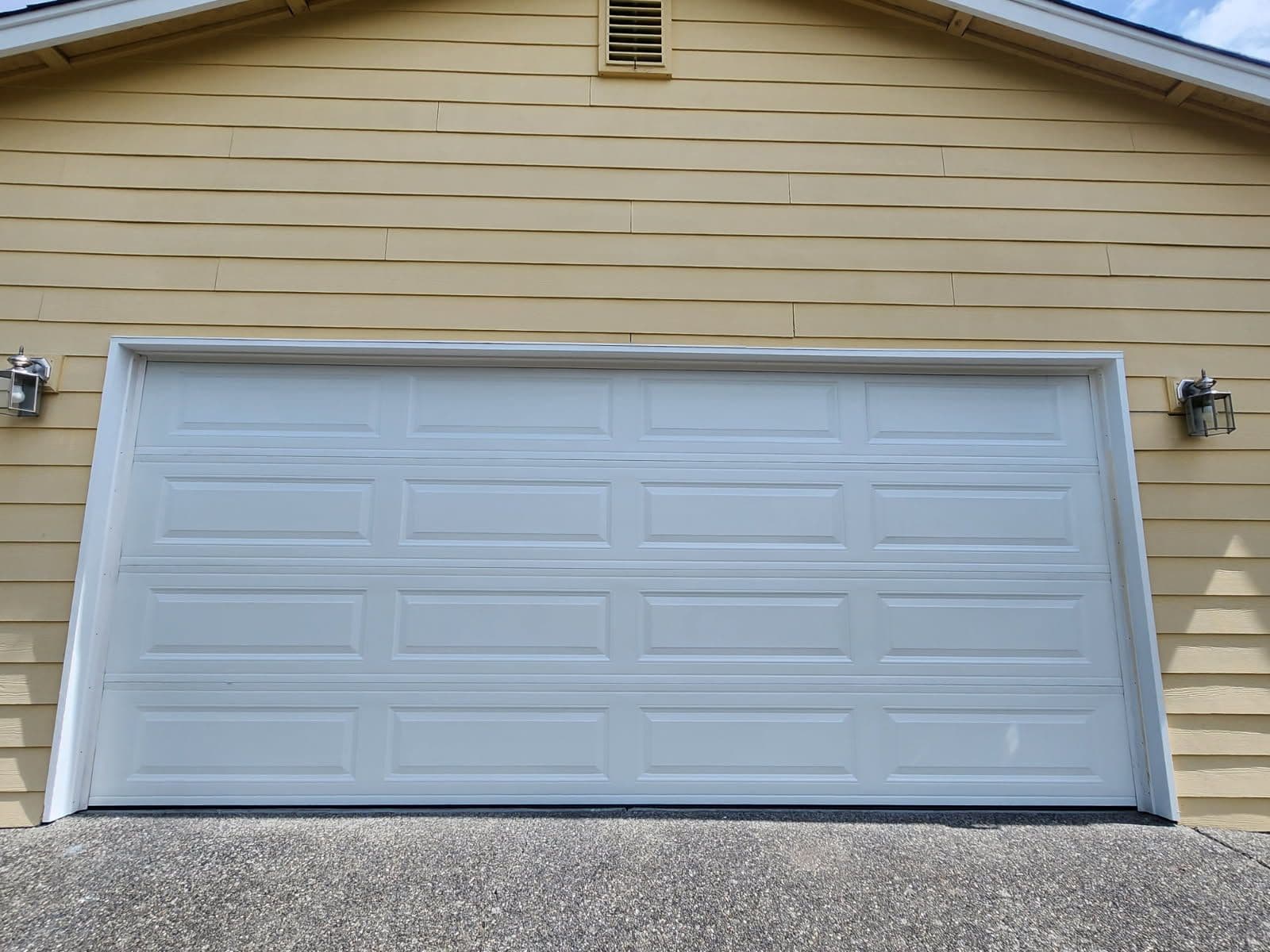 Fresh Amarr Lincoln 1000 Garage Door in Bremerton image